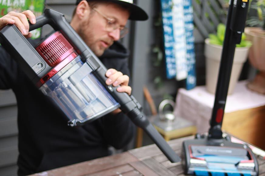 Man sieht den Shark Anti Hair Wrap als Handstaubsauger. 